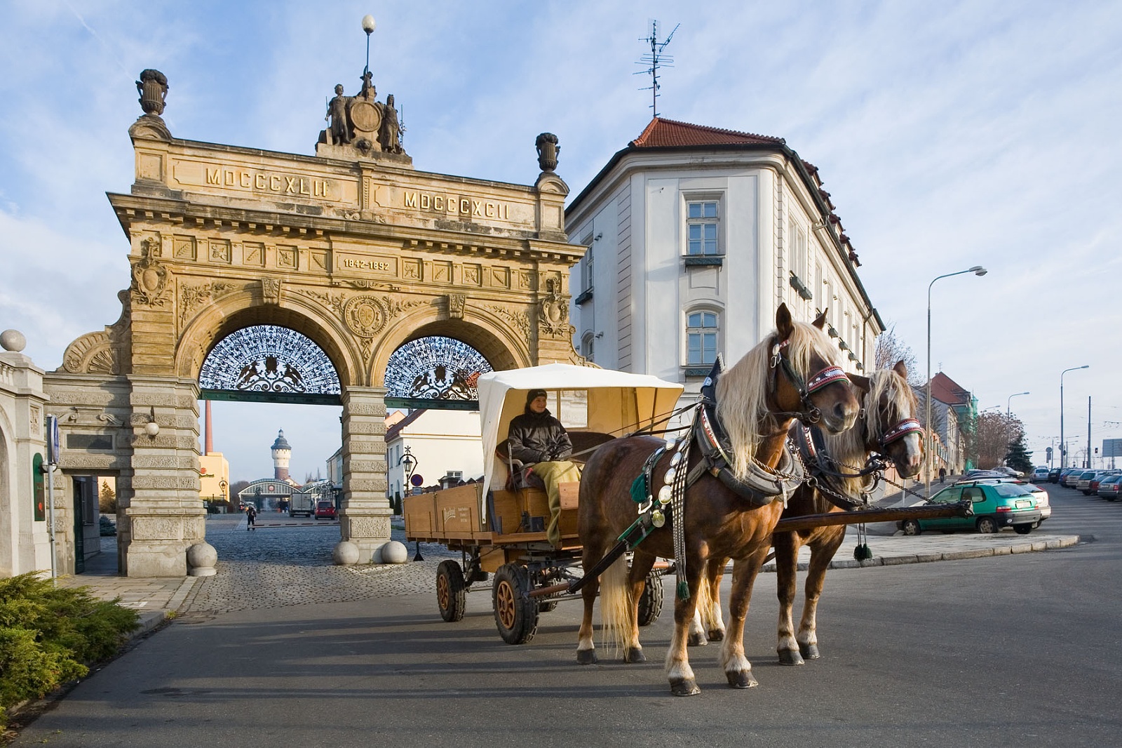 historicka-brana-s-povozem